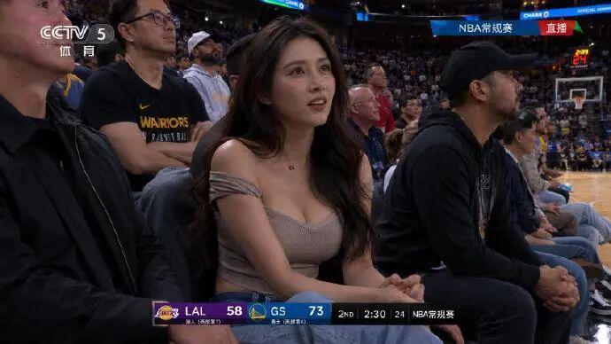 博万体育app下载-这才是现场摄影师该干的事！